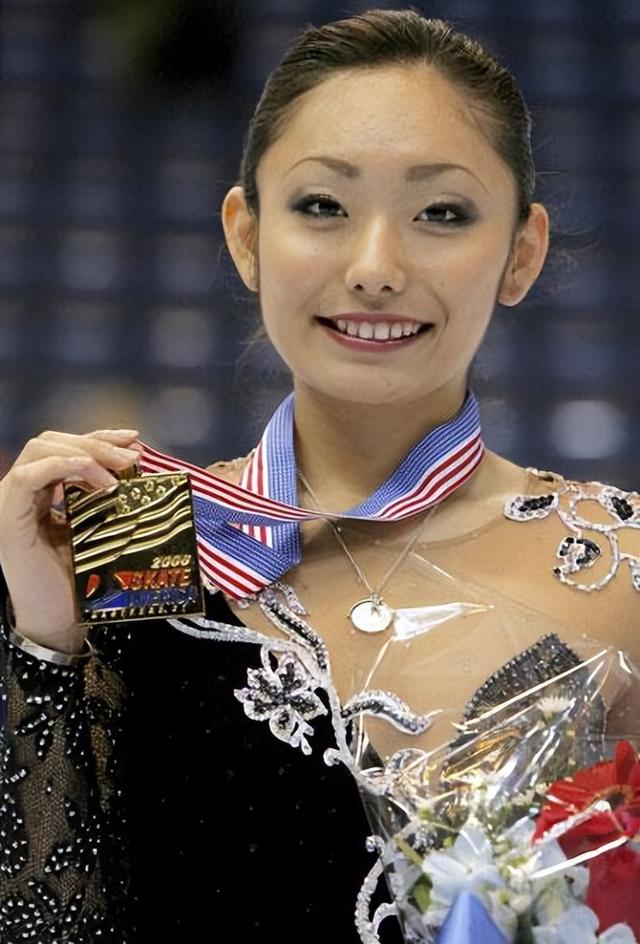 36岁日本花滑运动员安藤美姬摸16岁徒弟臀部，事后称：是确认肌肉