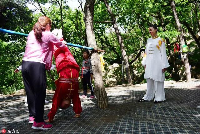 俄罗斯美女精通武术还会变脸 为练功夫卖掉公司来青岛