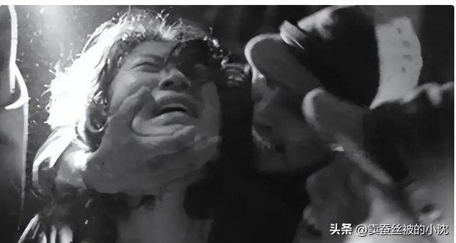 罕见老照片：站街女在巷口招揽生意，女人一丝不挂被吊起来！