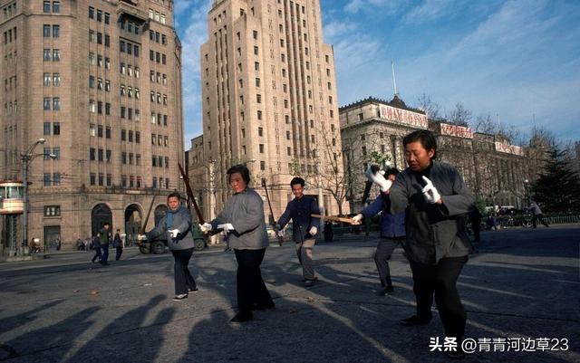 20张屈辱照片：德国女犯一丝不挂被枪决，被拍卖的大胸女人