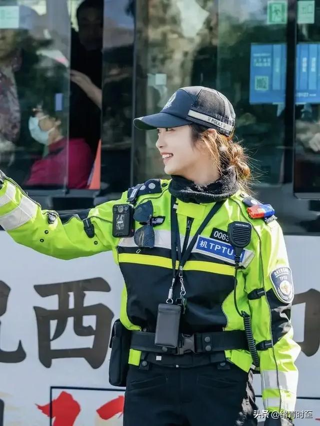 又美又飒！奶凶奶凶的杭州美女交警火爆出圈，网友：好想去偶遇