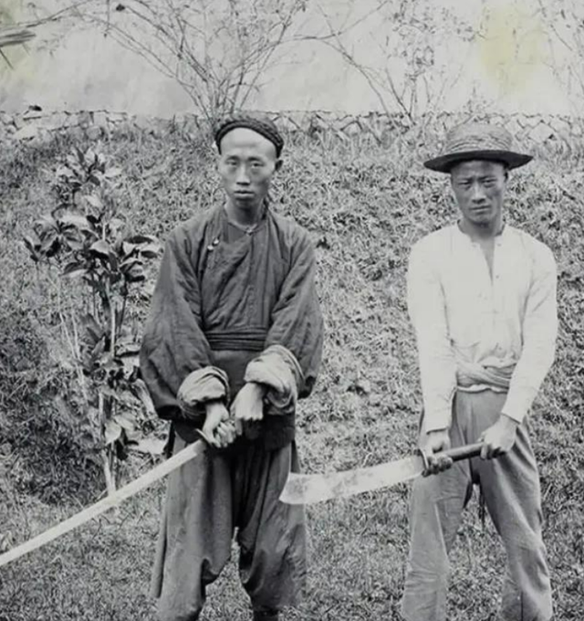 清朝老照片：妇女被八国联军士兵强搂，刽子手刀尖指地，眼神凶狠