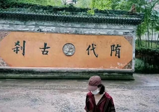 赵丽颖变身佛系少女？国清寺惊现短发素颜，网友：这是要转型吗