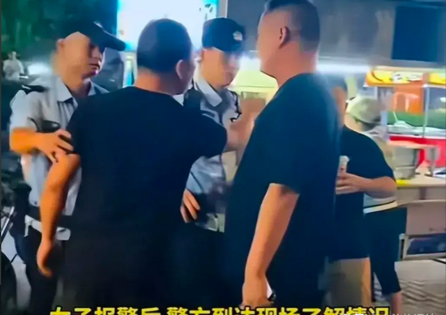 后续！美女摆摊被收保护费，警方到场男子淡定吸烟，警方账号沦陷