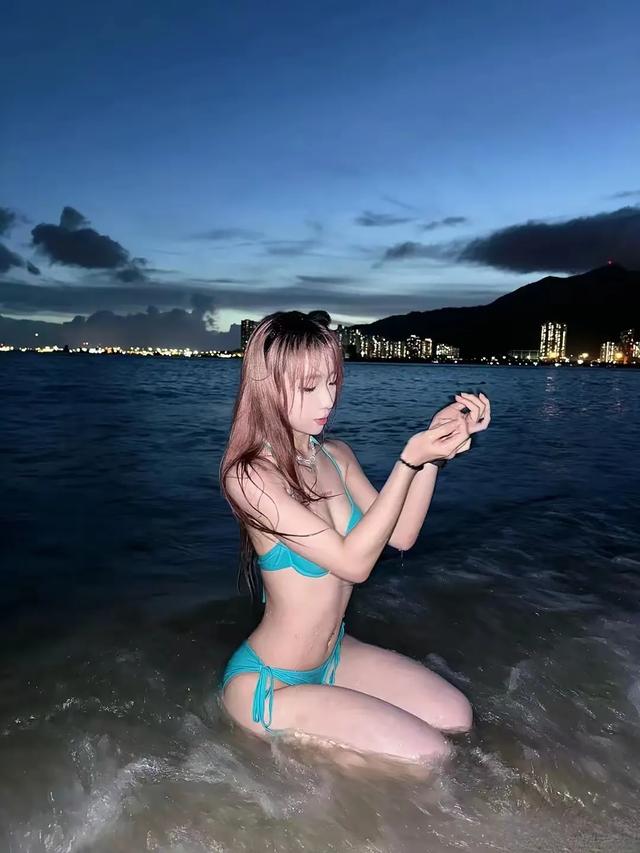 夏日夜晚的海边风情：蓝色比基尼美女的性感之旅