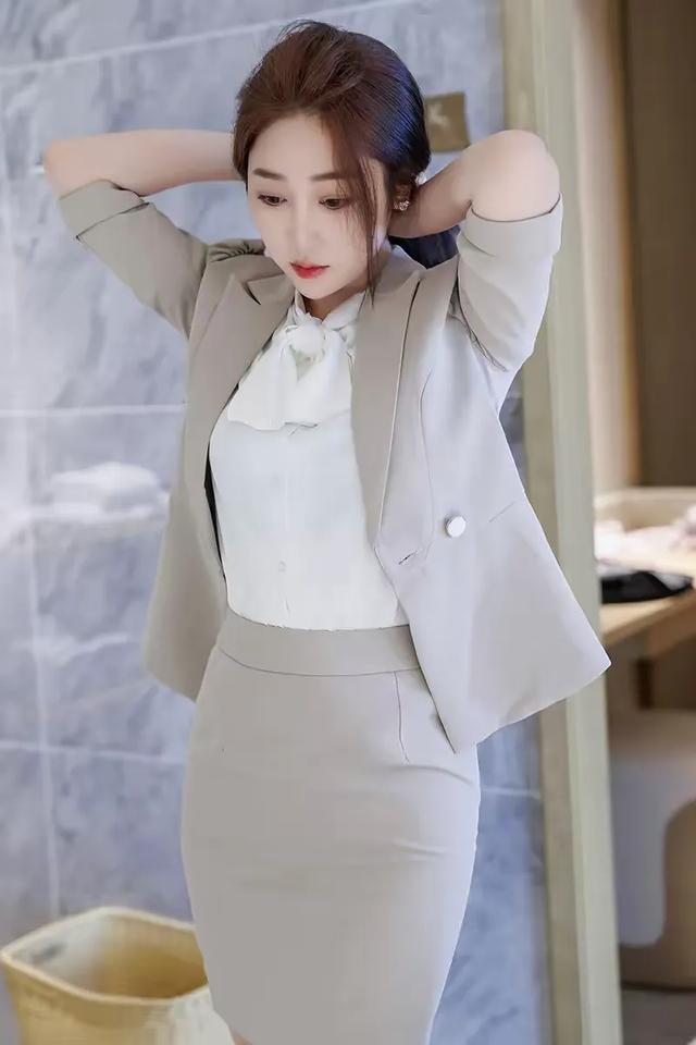 美女白领OL制服系列，灰色上衣超短裙，尽显高挑曼妙身姿~