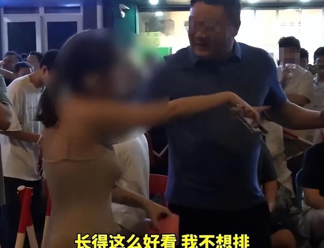 热搜第一！上海这位称自己长得好看不想排队的美女，成功火遍全网