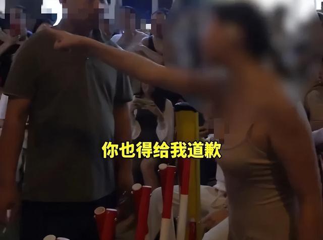 热搜第一！上海这位称自己长得好看不想排队的美女，成功火遍全网