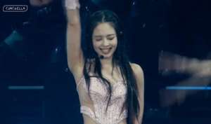 美女露罩(Jennie「无罩战服」太震撼　一举手辣到喷鼻血：根本无所遁形)