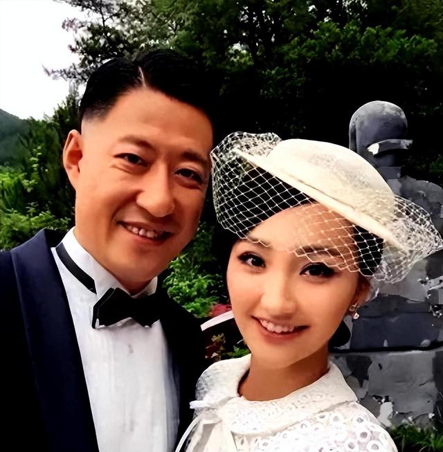 于震和辛月在北京低调结婚，如今一家五口其乐融融的幸福的生活