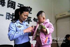 00后美女粉木耳馒头B(19个月女婴父母被抓 象山民警当起了奶爸奶妈)