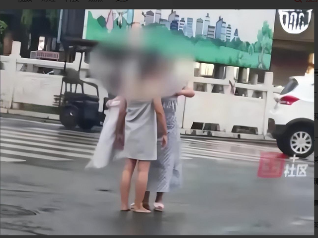 女子全身赤裸站在大街上，丝毫不顾路人眼光，被看被拍也没反应！