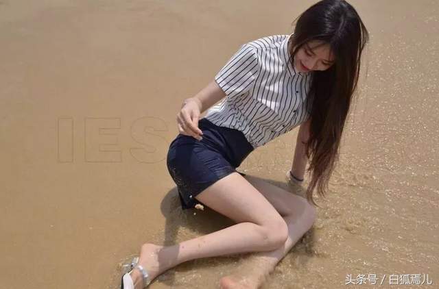 街拍沙滩上的职业套装短裙美女