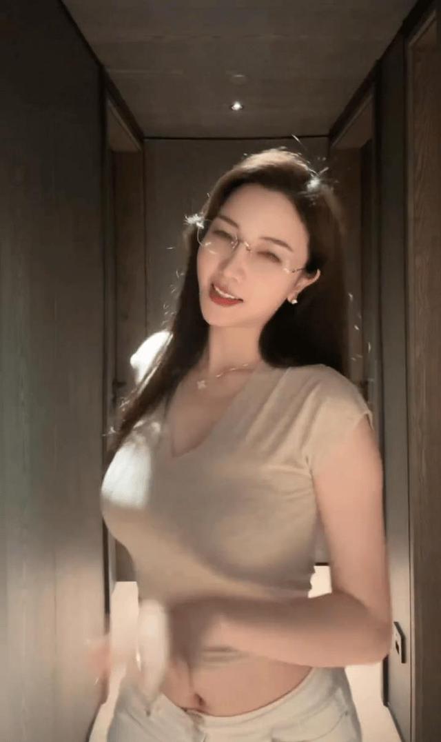 美女动图GIF089之迷人少妇