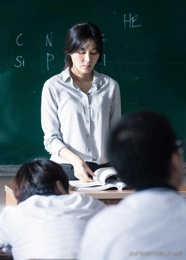 ​《女教师》，韩国19禁电影，两个女老师为争夺男学生无所不用