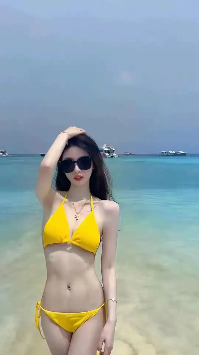 海边比基尼美女写真大全：夏日的诱惑与风情