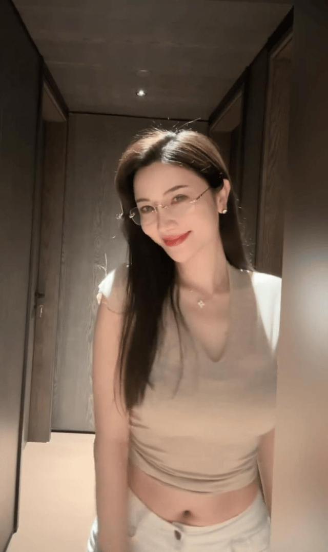 美女动图GIF089之迷人少妇