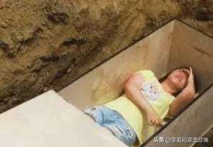 美女被装进棺材活埋(23岁美女为体验“死亡”被埋地下数小时，挖出后众人大惊失色)