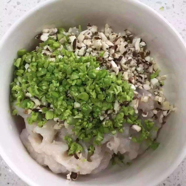 宝妈美食之（香菇青豆虾滑丸）