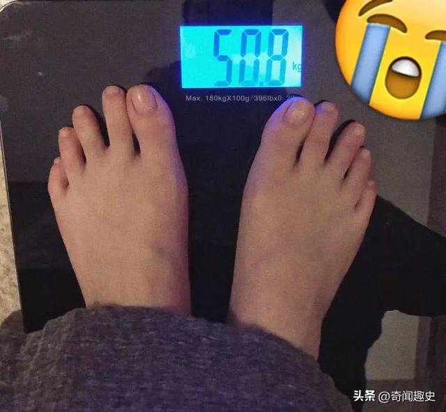 笑麻了！美女光脚量体重，脚趾引热议？网友：这是特效吧？