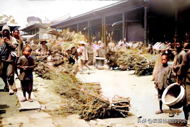 罕见老照片：站街女在巷口招揽生意，女人一丝不挂被吊起来！