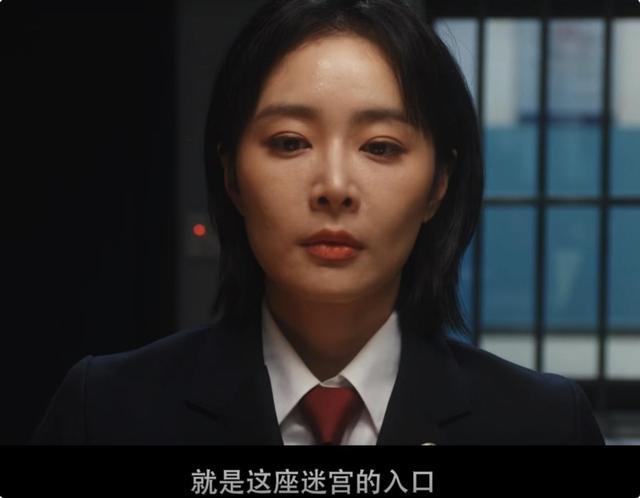 36岁高叶演女警官！西装配白衬衫又酷又飒，短发齐肩美出新高度