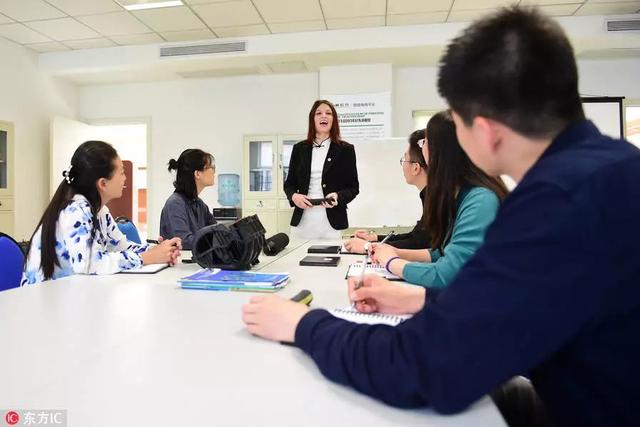 俄罗斯美女精通武术还会变脸 为练功夫卖掉公司来青岛