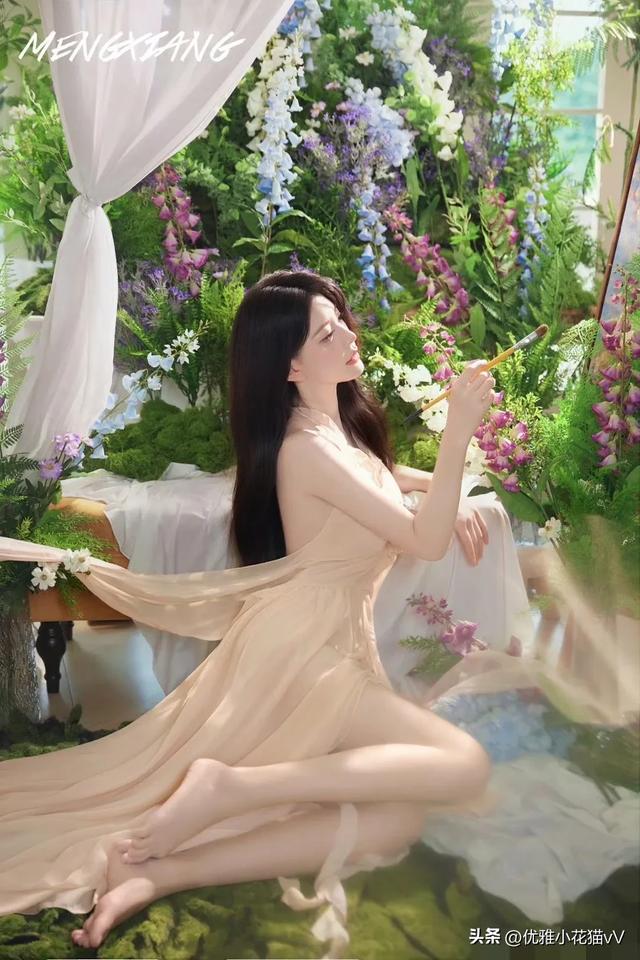 花丛中的诱惑，美女如花儿般绽放