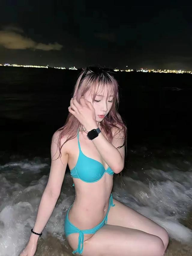 夏日夜晚的海边风情：蓝色比基尼美女的性感之旅