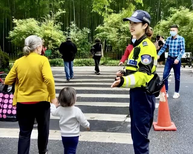 又美又飒！奶凶奶凶的杭州美女交警火爆出圈，网友：好想去偶遇