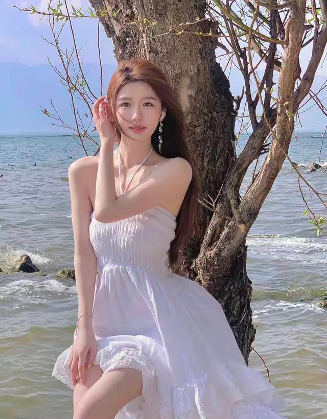 亭亭玉立：白色连衣裙美女洱海边摄影写真的绝美瞬间