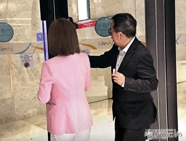 香港女星疑出轨人夫，看电影摸屁股车内激吻多图曝光