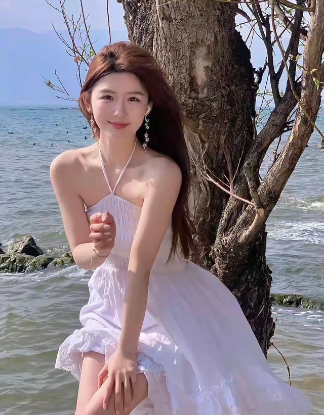 亭亭玉立：白色连衣裙美女洱海边摄影写真的绝美瞬间