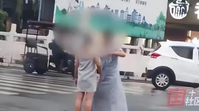 不忍直视！河南女子大街上全身赤裸，引众人围观多张高清无码曝光