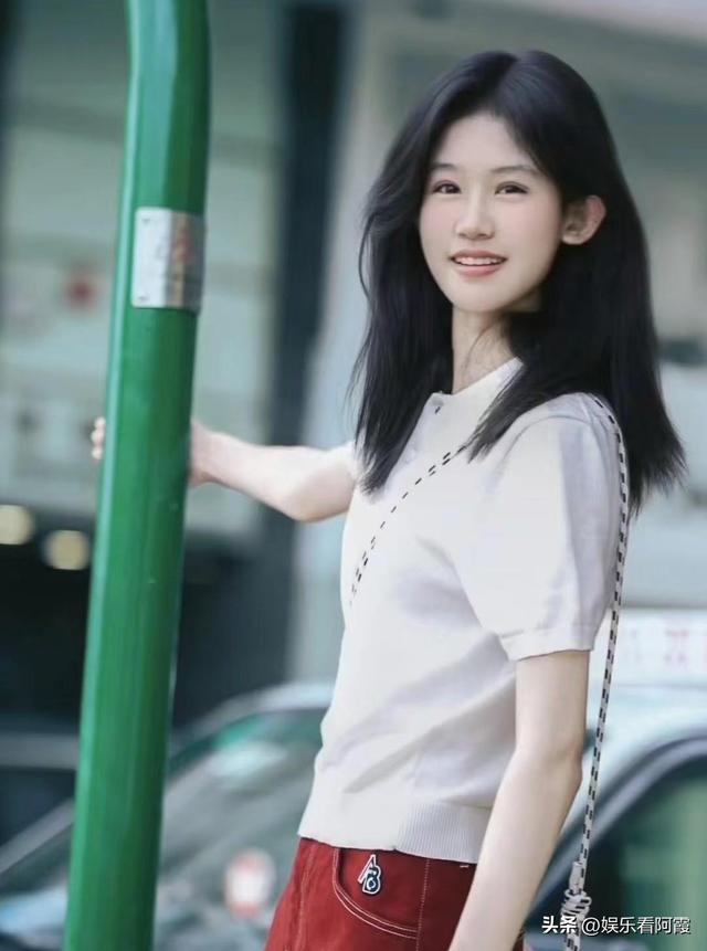 女大十八变！陆毅女儿贝尔近照惊艳，腿又长又细，身高直逼180cm