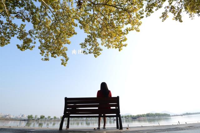 “人间天堂”西湖秋景怡人美如画 红衣美女神秘浪漫多情迷人