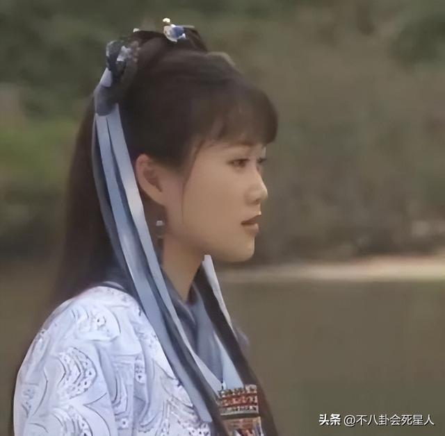 一看正脸是大美人，侧脸却一马平川，这7位女星美得很勉强