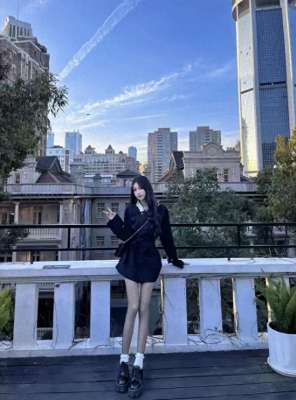 短裙美女图片(黑丝小短裙性感大长腿美女巴黎写真的火辣诱惑)