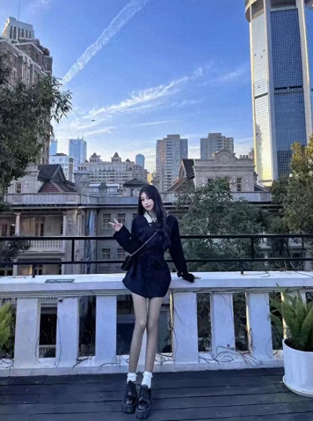 黑丝小短裙！性感大长腿美女巴黎写真的火辣诱惑！