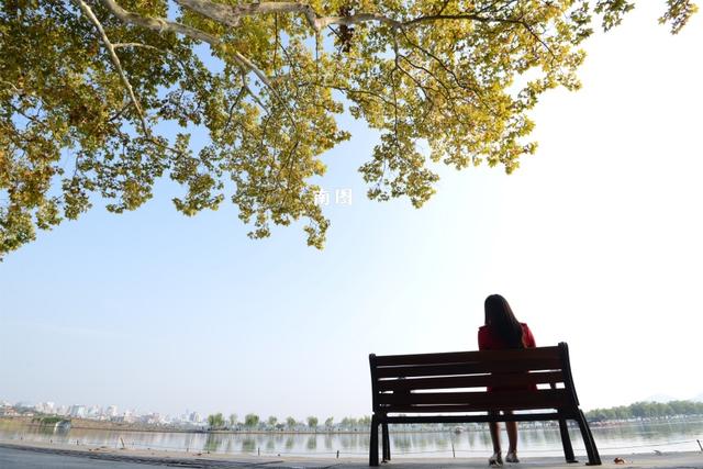 “人间天堂”西湖秋景怡人美如画 红衣美女神秘浪漫多情迷人