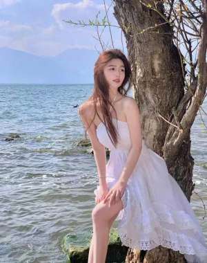 美女足迹(亭亭玉立：白色连衣裙美女洱海边摄影写真的绝美瞬间)