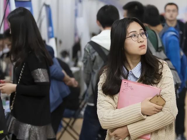 没凭没据可信吗？浙大女生“跪黑人”事件有反转，校友出面澄清